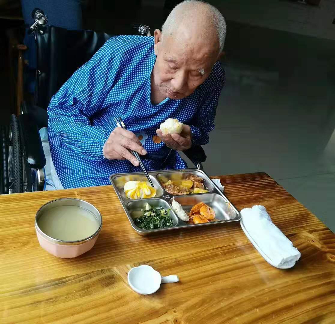老人自己吃饭