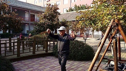 志愿者在邹城市寸草春晖老年公寓教授太极拳（视频），研究发现定期练太极拳有助缓解老年痴呆症